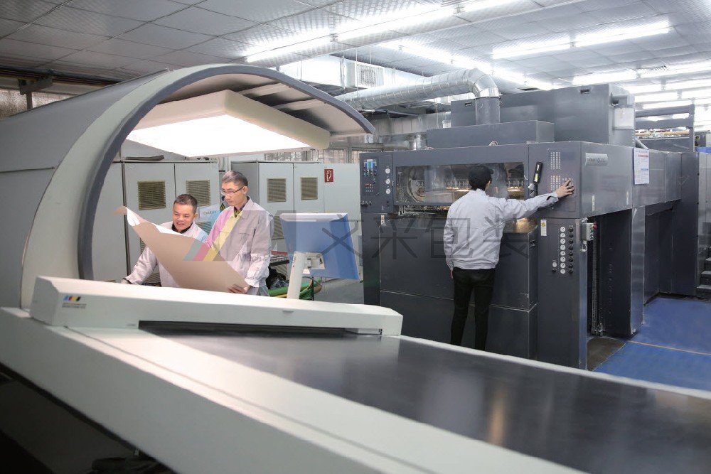 Roland full-sheet six-color press operating at the Much Printing factory